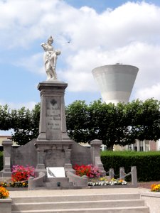 Brancourt-le-Grand (Aisne) monument aux morts et château-d'eau