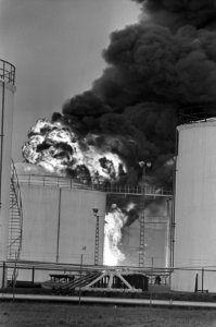 Brand bij Comos in de Petroleumhaven Amsterdam in een benzinetank. Brandende b, Bestanddeelnr 922-9917