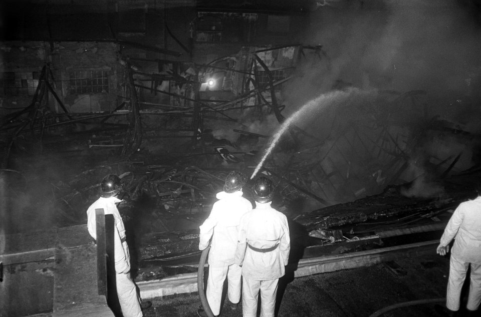 Brand in Rotterdam bij meubelfabriek Everest, brandweerlieden aan het blussen, Bestanddeelnr 917-3543