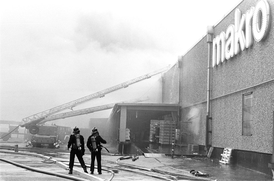Brand bij de Makro in Amsterdam brandweermannen, Bestanddeelnr 933-4281
