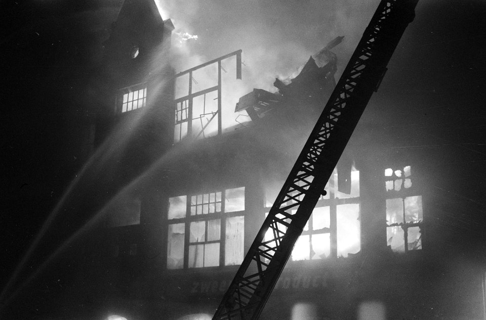 Brand in Spuistraat te Amsterdam bij de Fa. Westor, Bestanddeelnr 914-7316