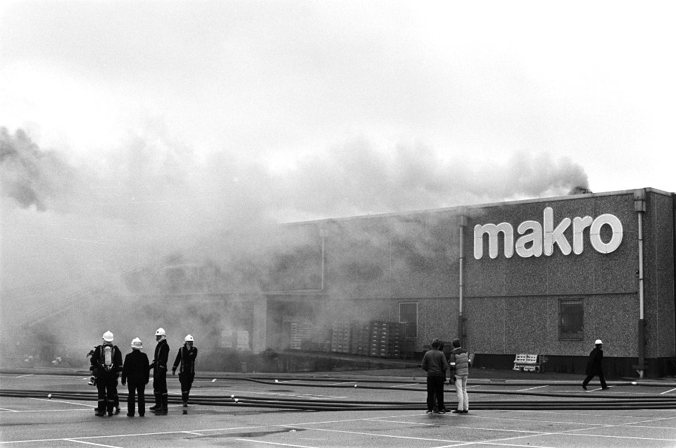 Brand bij de Makro in Amsterdam brandweermannen, Bestanddeelnr 933-4282