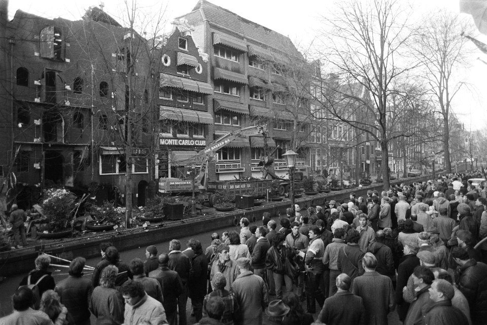 Brand in sexclubs aan de Oude Zijds Achterburgwal in Amsterdam, 13 doden grote …, Bestanddeelnr 932-8116