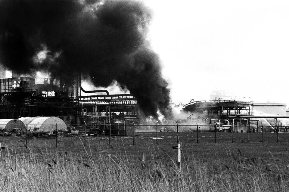 Brand bij de raffinaderij Mobil-Oil in het Amsterdamse westelijk havengebied, de brand met grote rookwolken, Bestanddeelnr 931-4576