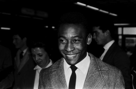 Braziliaanse voetbalelftal uit Parijs op Schiphol aangekomen Pele (kop), Bestanddeelnr 915-0967