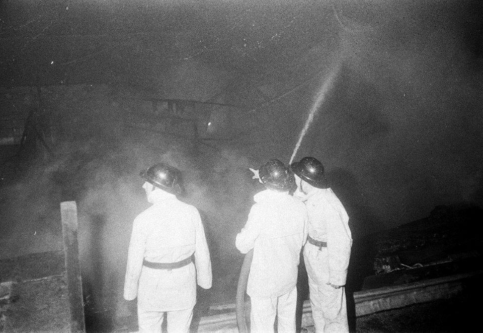 Brand in Rotterdam bij meubelfabriek Everest, brandweerlieden aan het blussen, Bestanddeelnr 917-3546