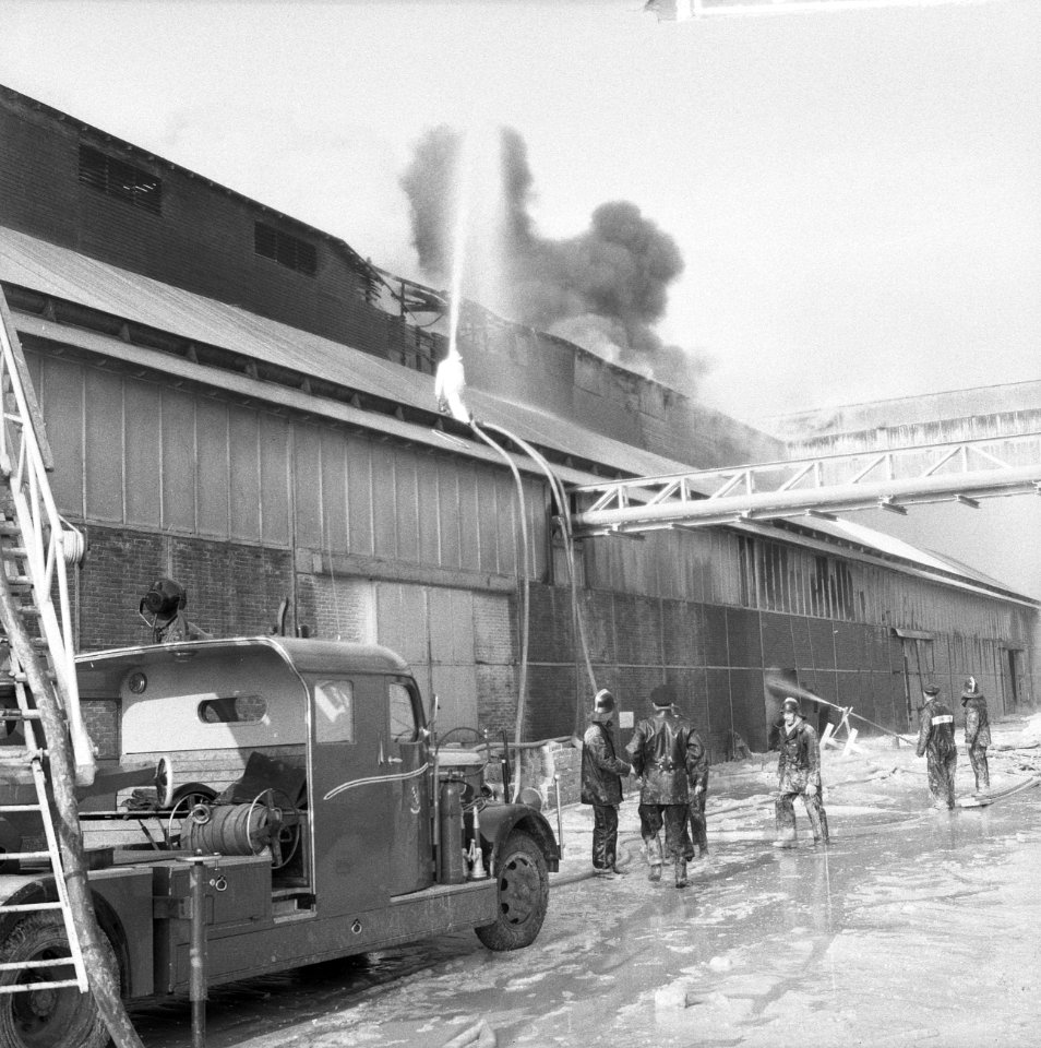 Brand in Superfosfaatfabriek in Vlaardingen De blussingswerkzaamheden, Bestanddeelnr 915-7056