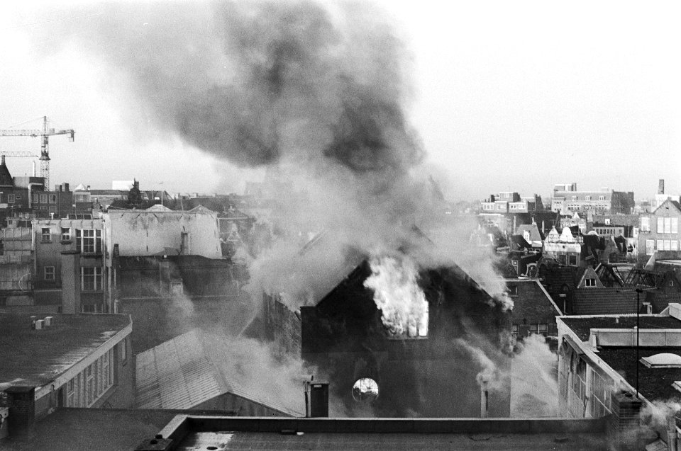Brand in textielsupermarkt Zeeman aan Amsterdamse Nieuwendijk, Bestanddeelnr 931-9059
