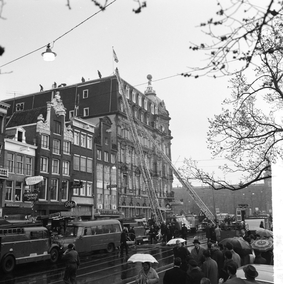 Brand in Victoriahotel te Amsterdam, Amerikaanse gasten zaten in de hal te wacht, Bestanddeelnr 916-3438