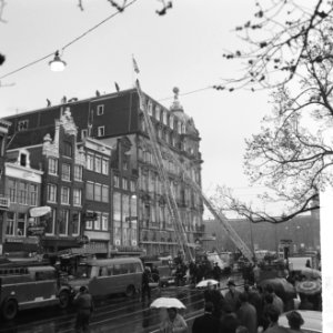 Brand in Victoriahotel te Amsterdam, Amerikaanse gasten zaten in de hal te wacht, Bestanddeelnr 916-3438