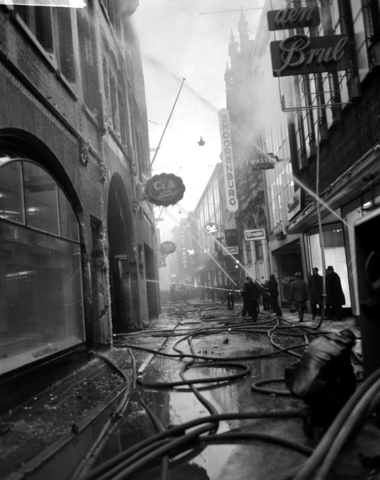 Brand bij C en A aan het Damrak te Amsterdam, aan de Nieuwendijk, Bestanddeelnr 914-8245