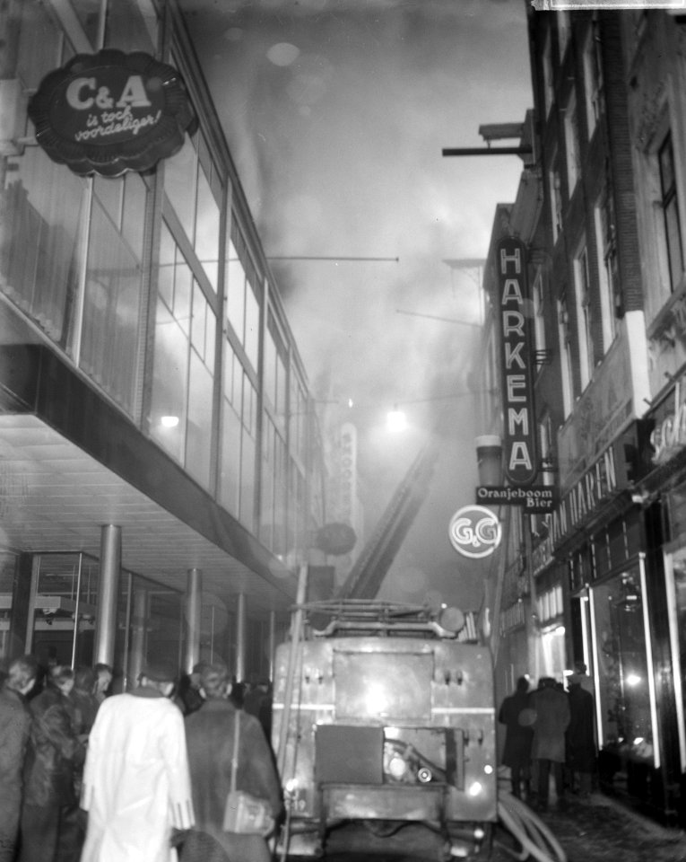 Brand bij C en A aan het Damrak te Amsterdam, aan de Nieuwendijk, Bestanddeelnr 914-8236