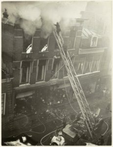 Brand in de Kruisstraat 42, naast het Hofje van Oorschot., NL-HlmNHA 54010548