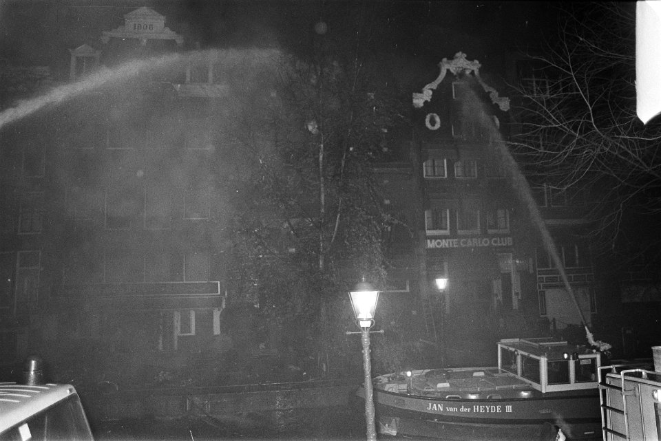 Brand in sexclubs aan de Oude Zijds Achterburgwal in Amsterdam, 13 doden tijden…, Bestanddeelnr 932-8110