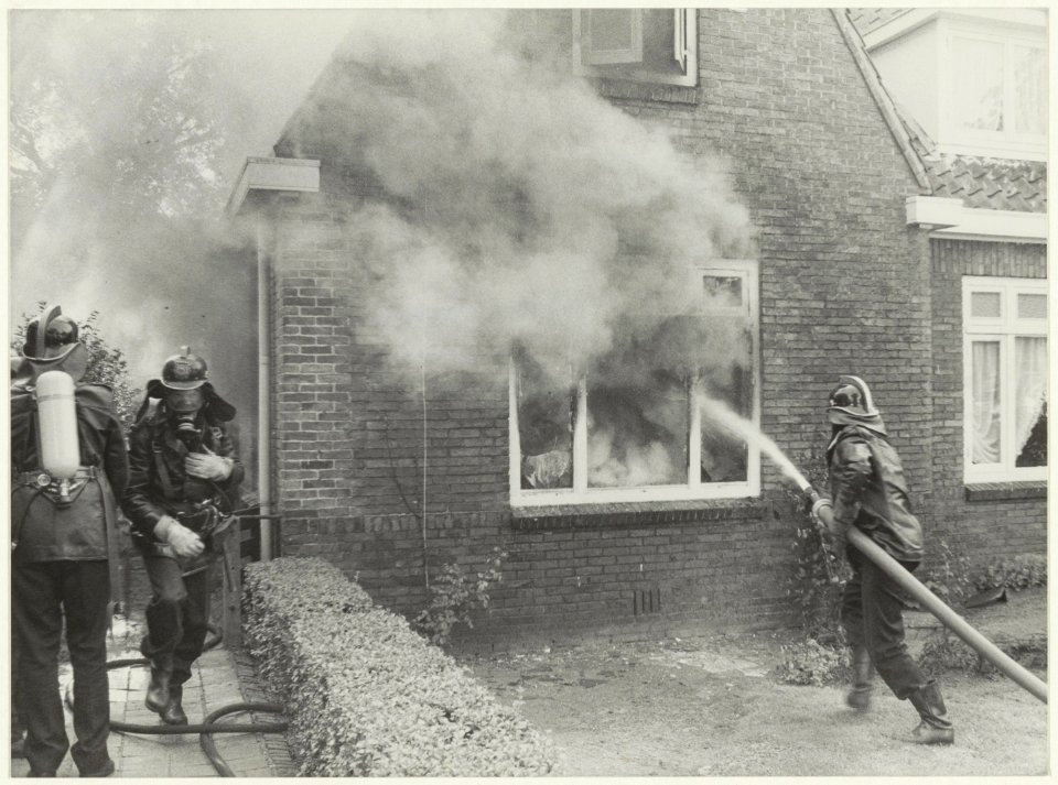 Brand in een woonhuis aan de Van Oosten de Bruijn, NL-HlmNHA 54026279