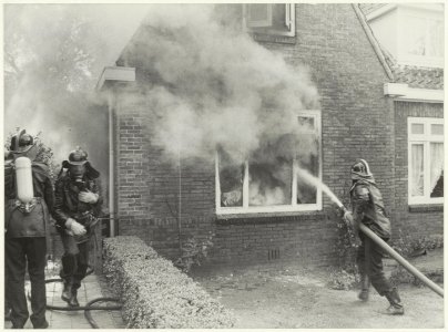 Brand in een woonhuis aan de Van Oosten de Bruijn, NL-HlmNHA 54026279