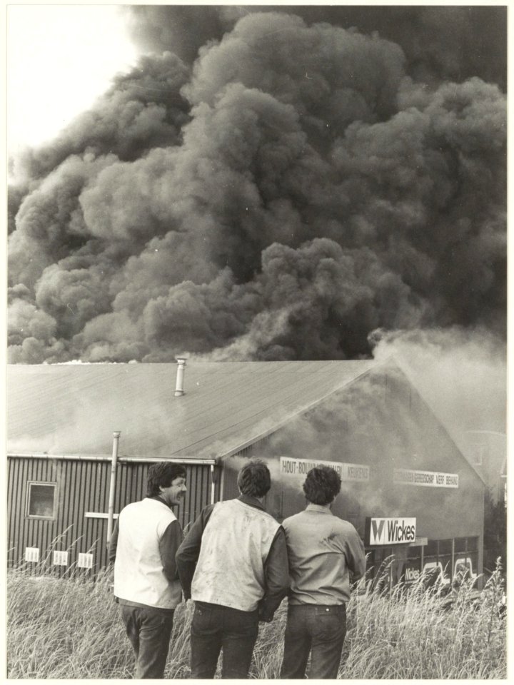 Brand bij doe-het-zefbedrijf Wickes, Verspronckweg, NL-HlmNHA 54023895