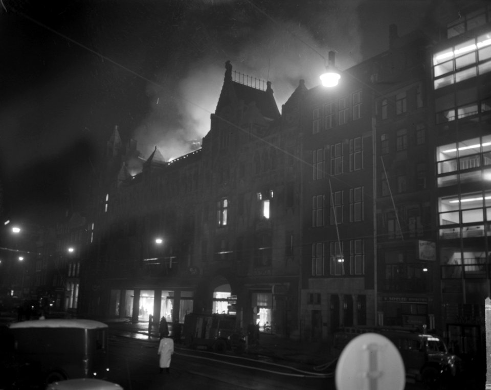 Brand bij C en A aan het Damrak te Amsterdam, Damrak, Bestanddeelnr 914-8239