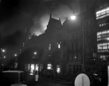 Brand bij C en A aan het Damrak te Amsterdam, Damrak, Bestanddeelnr 914-8239