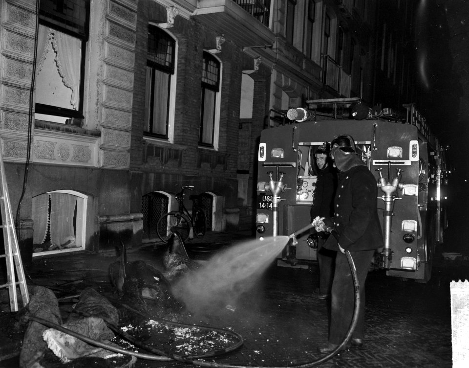 Brand op de Zieseneskade no. 10, de brandweer in actie, Bestanddeelnr 917-6618