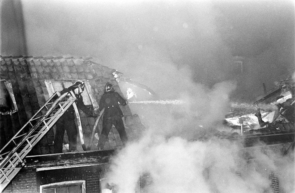 Brand in atelier en pakhuis in Govert Flinckstraat in Amsterdam. De brandweer b…, Bestanddeelnr 923-4069