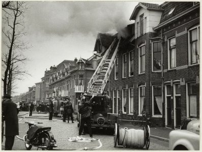 Brand op de zolderverdieping van Westergracht 43, ziende naar het westen., NL-HlmNHA 54010547