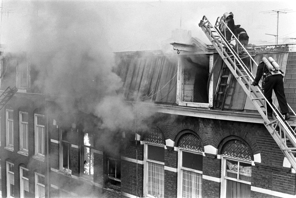 Brand in 1e Breeuwerstraat , Amsterdam, Bestanddeelnr 927-5935