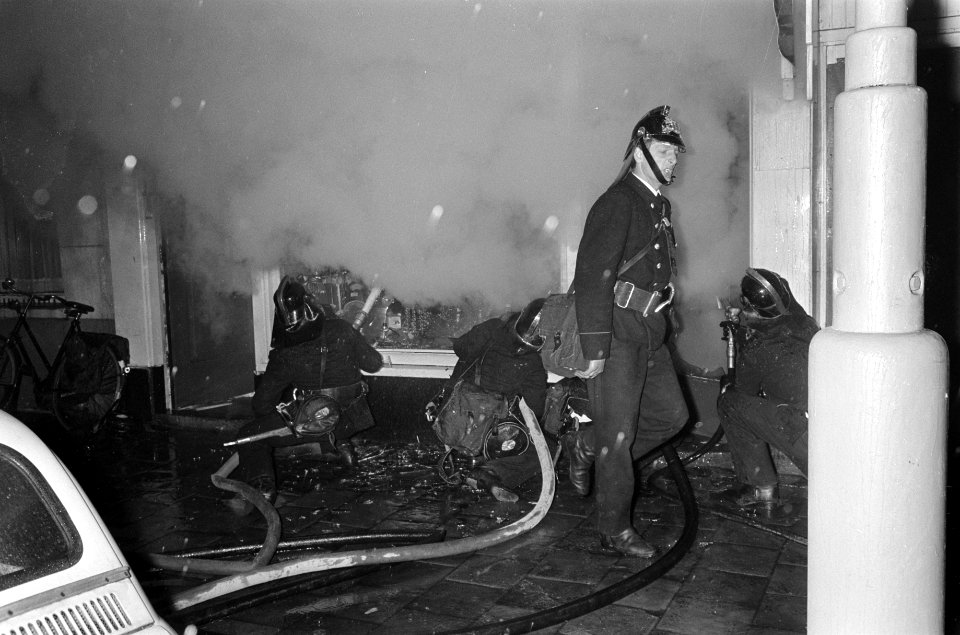 Brand in Westerstraat in de Jordaan. Twee katten werden door de brandweer gered , Bestanddeelnr 921-3395