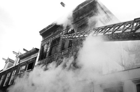 Brand op hoek Oranjestraat-Brouwersgracht, Amsterdam drie doden blussen, Bestanddeelnr 924-1185