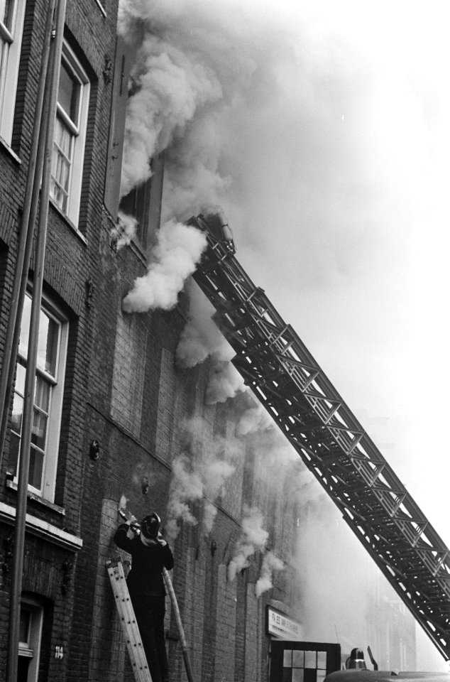 Brand in bedrijf van schoonmaakartikelen in Vinkenstraat, Amsterdam, met veel ro, Bestanddeelnr 922-4156