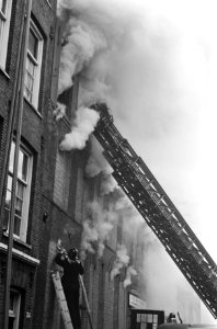 Brand in bedrijf van schoonmaakartikelen in Vinkenstraat, Amsterdam, met veel ro, Bestanddeelnr 922-4156