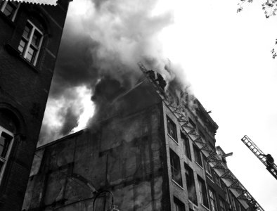 Brand op het Waterlooplein 14 in magazijn voor speelgoed, Bestanddeelnr 911-1903