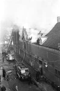 Brand in werkplaats voor blinden aan de Amstel, overzicht blussingswerkzaamheden, Bestanddeelnr 917-0297