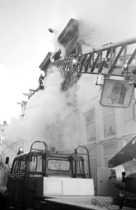 Brand op hoek Oranjestraat-Brouwersgracht, Amsterdam drie doden blussen, Bestanddeelnr 924-1186