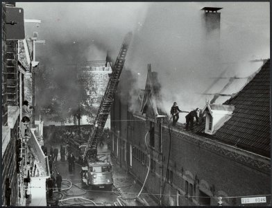 Brand in werkplaats voor blinden aan de Amstel, de brandweer aan het blussen, me, Bestanddeelnr 123-0106