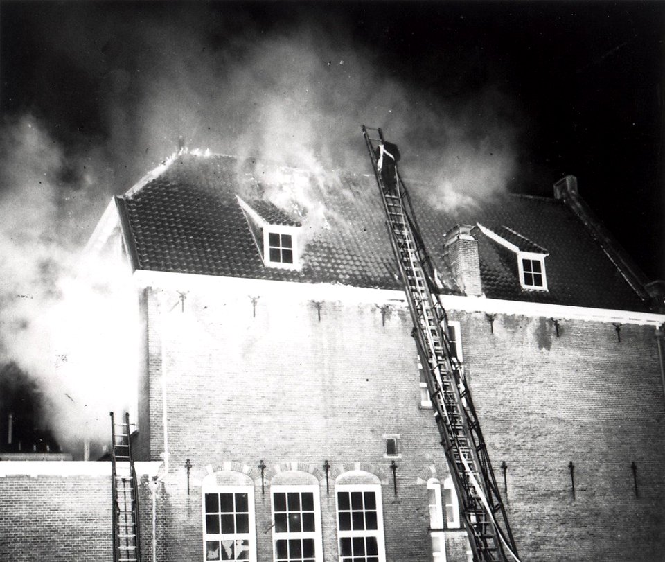 Brand in de Theo M. Ketelaarschool voor M.U.L.O. aan de Parklaan. NB. Repro. uit Foto-Archief van de Haarlemse brandweer, NL-HlmNHA 54026572