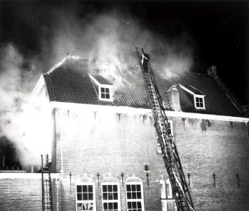 Brand in de Theo M. Ketelaarschool voor M.U.L.O. aan de Parklaan. NB. Repro. uit Foto-Archief van de Haarlemse brandweer, NL-HlmNHA 54026572