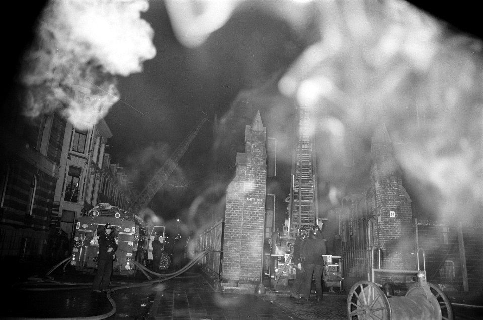Brand in Sint Willibrordus kerk te Amsterdam. Brandweer blust, Bestanddeelnr 923-2372