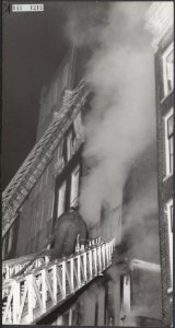 Brand op de Kloveniersburgwal. De pyromaan heeft weer toegeslagen. Twee doden wa, Bestanddeelnr 043-1215