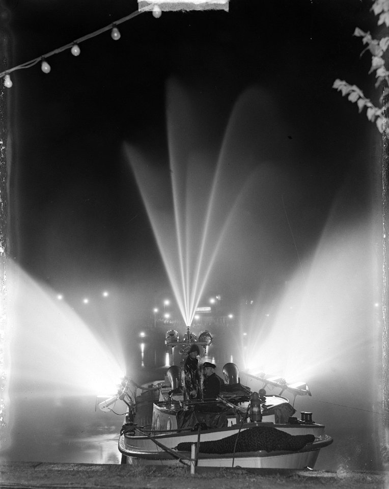 Brandweer met verlichte straal. Jan van de Heyden, Bestanddeelnr 903-5961
