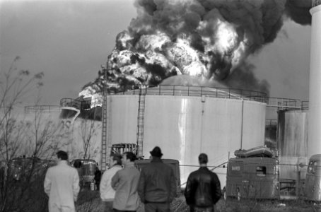 Brand bij Comos in de Petroleumhaven Amsterdam in een benzinetank. Brandende b, Bestanddeelnr 922-9918