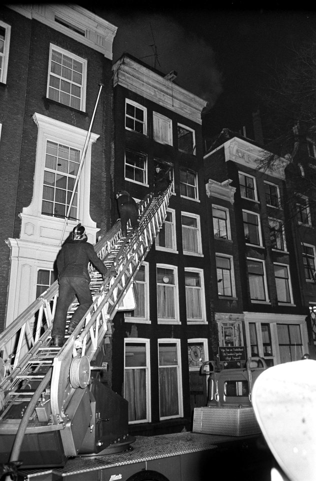 Brand op de Singel 170 brandweerlieden op de ladder, Bestanddeelnr 922-1247