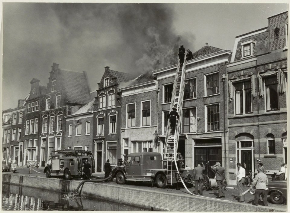 Brand op de bovenverdieping van een drukkerij aan de Bakenessergracht 21