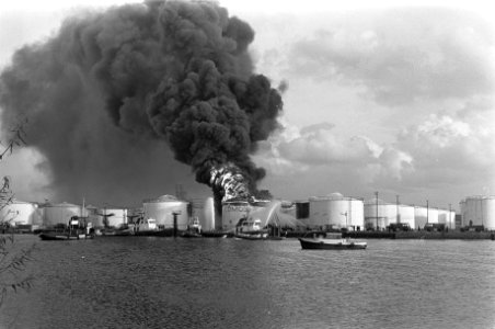 Brand bij Comos in de Petroleumhaven Amsterdam in een benzinetank. Brandende b, Bestanddeelnr 922-9916