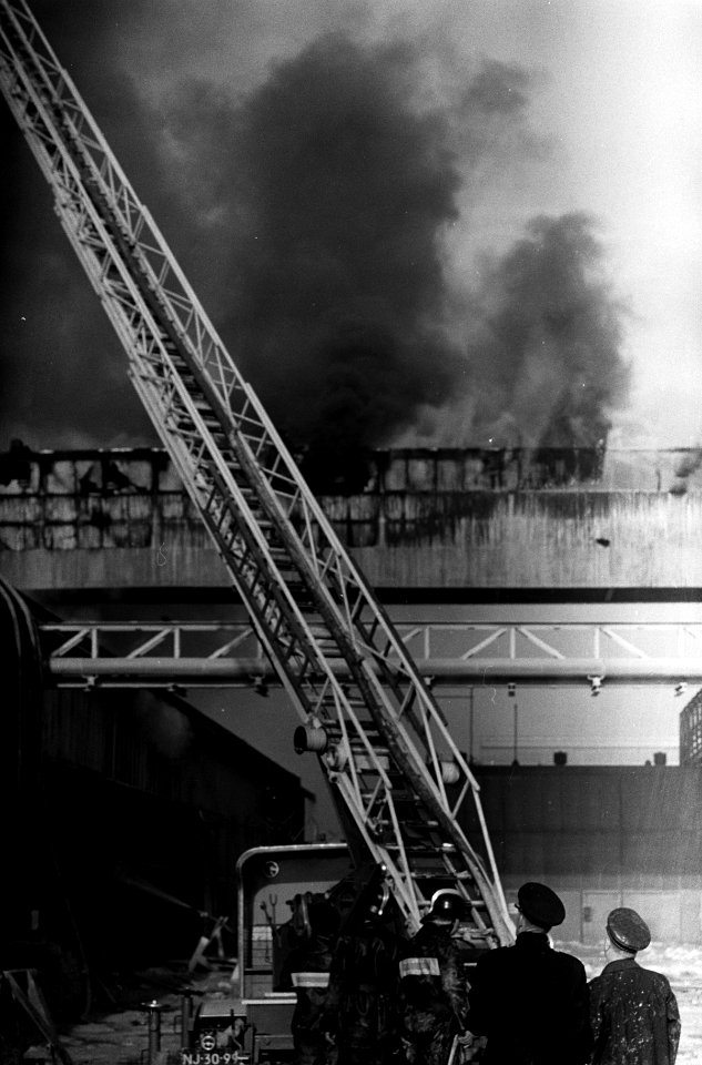 Brand in Superfosfaatfabriek in Vlaardingen De blussingswerkzaamheden, Bestanddeelnr 915-7057
