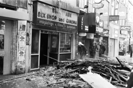 Brand in sex-shop in Kalverstraat Amsterdam ravage na brand, Bestanddeelnr 929-5293