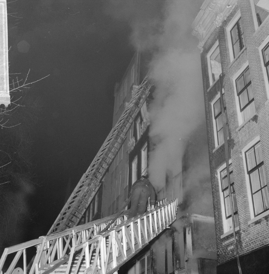 Brand op de Kloveniersburgwal, twee ladderwagens bestrijden het vuur, Bestanddeelnr 918-8511