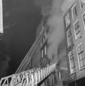 Brand op de Kloveniersburgwal, twee ladderwagens bestrijden het vuur, Bestanddeelnr 918-8511