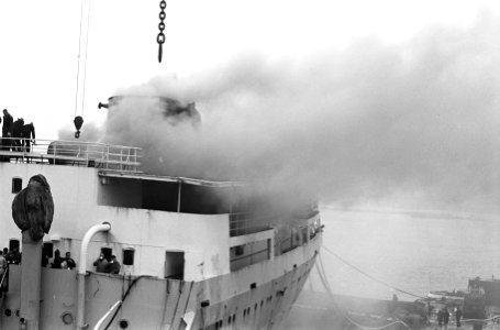 Brand aan boord van de Aslang Torn , tanker bij de NDSM. Overzicht blussingswerk, Bestanddeelnr 913-2568 photo