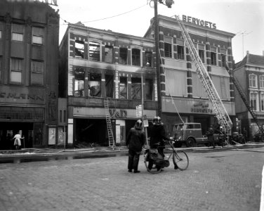 Brand bij V en D te Leeuwarden Onbeschadigde confectie wordt in veiligheid gebr, Bestanddeelnr 914-9538
